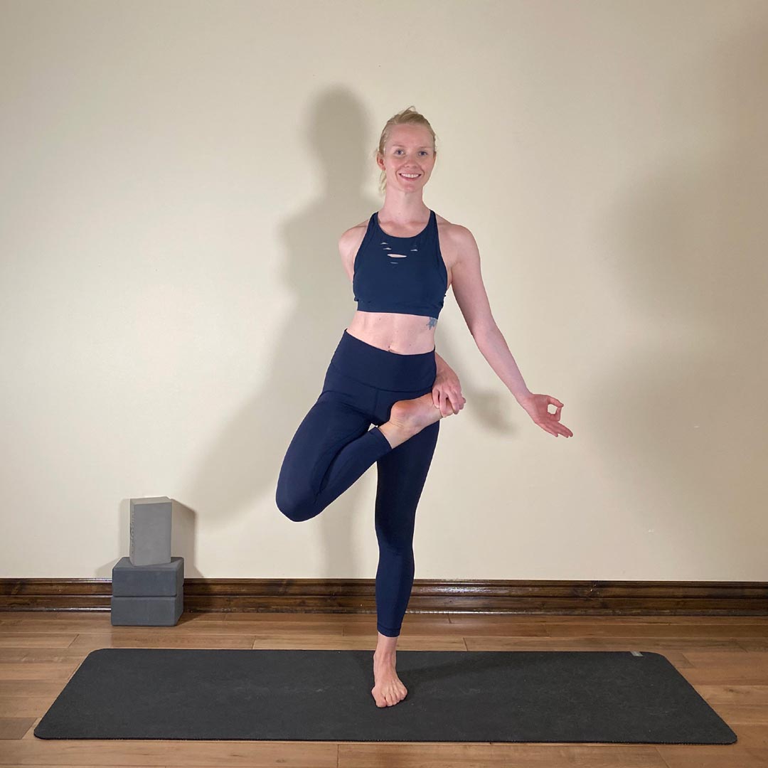 Baddha Hasta Pada, Padmasana